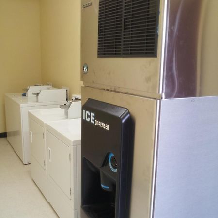 Pearsall Inn And Suites Buitenkant foto