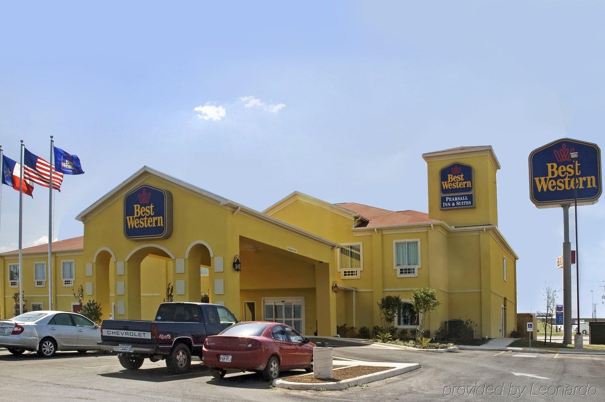 Pearsall Inn And Suites Buitenkant foto