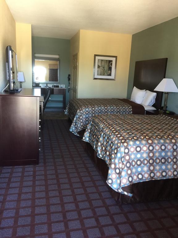 Pearsall Inn And Suites Buitenkant foto