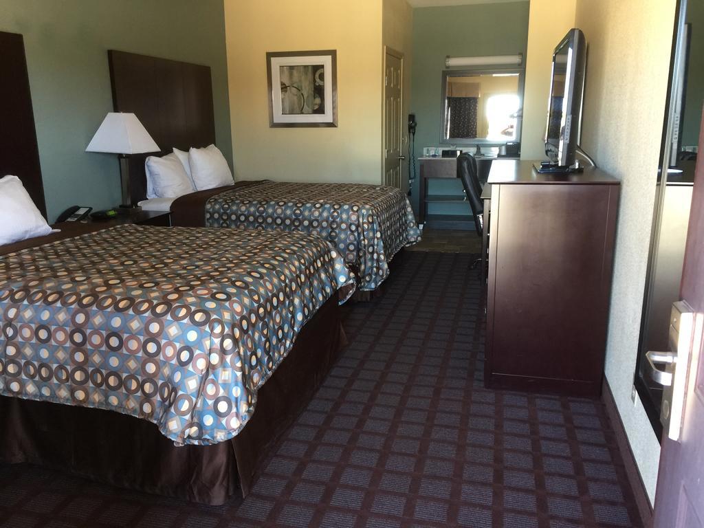 Pearsall Inn And Suites Buitenkant foto