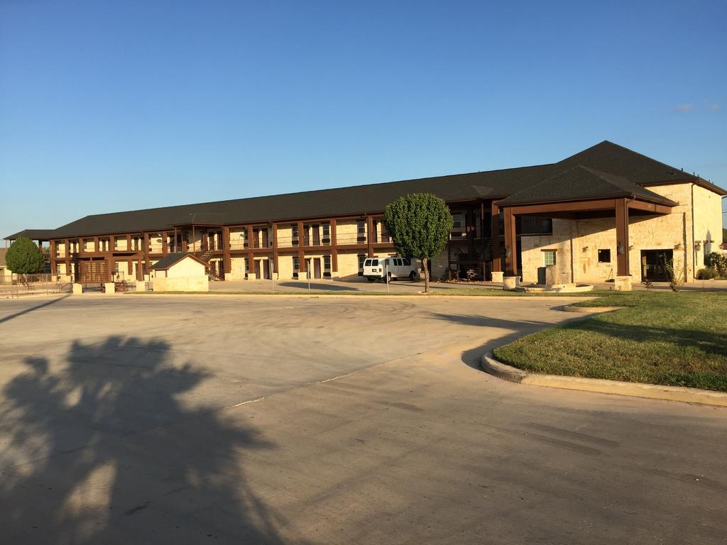 Pearsall Inn And Suites Buitenkant foto