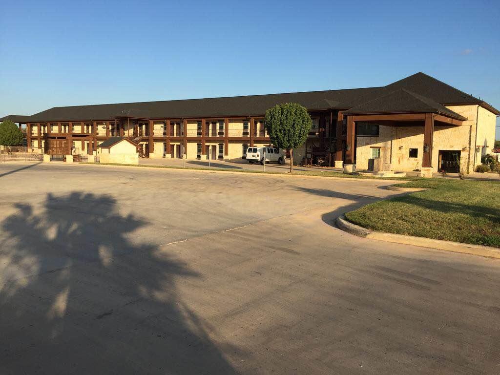 Pearsall Inn And Suites Buitenkant foto