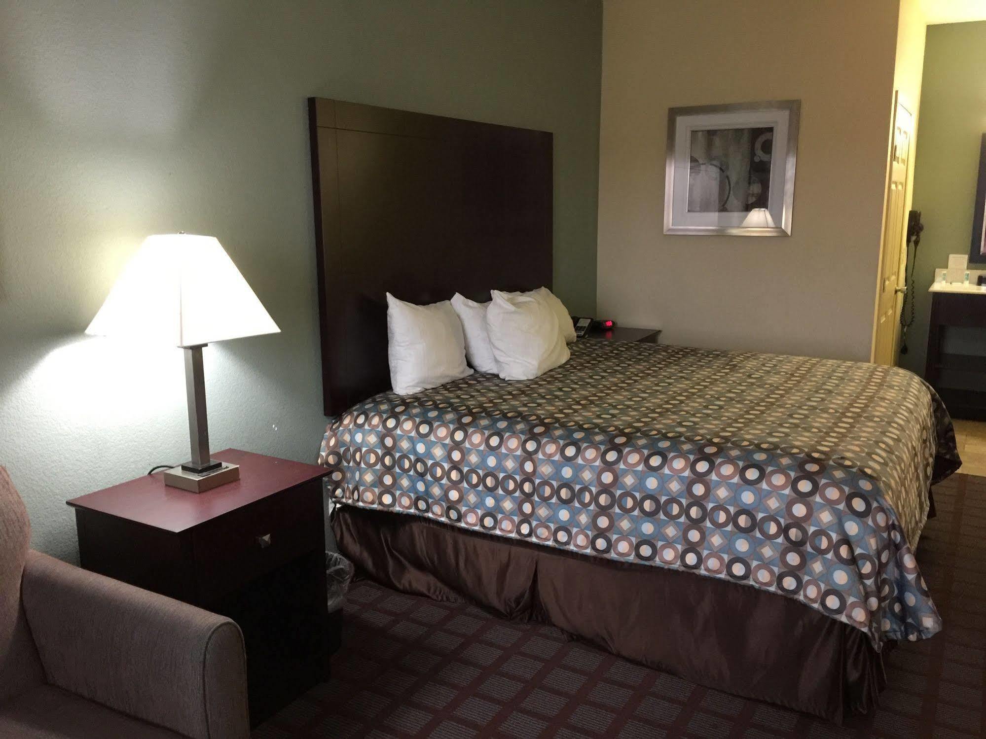 Pearsall Inn And Suites Buitenkant foto