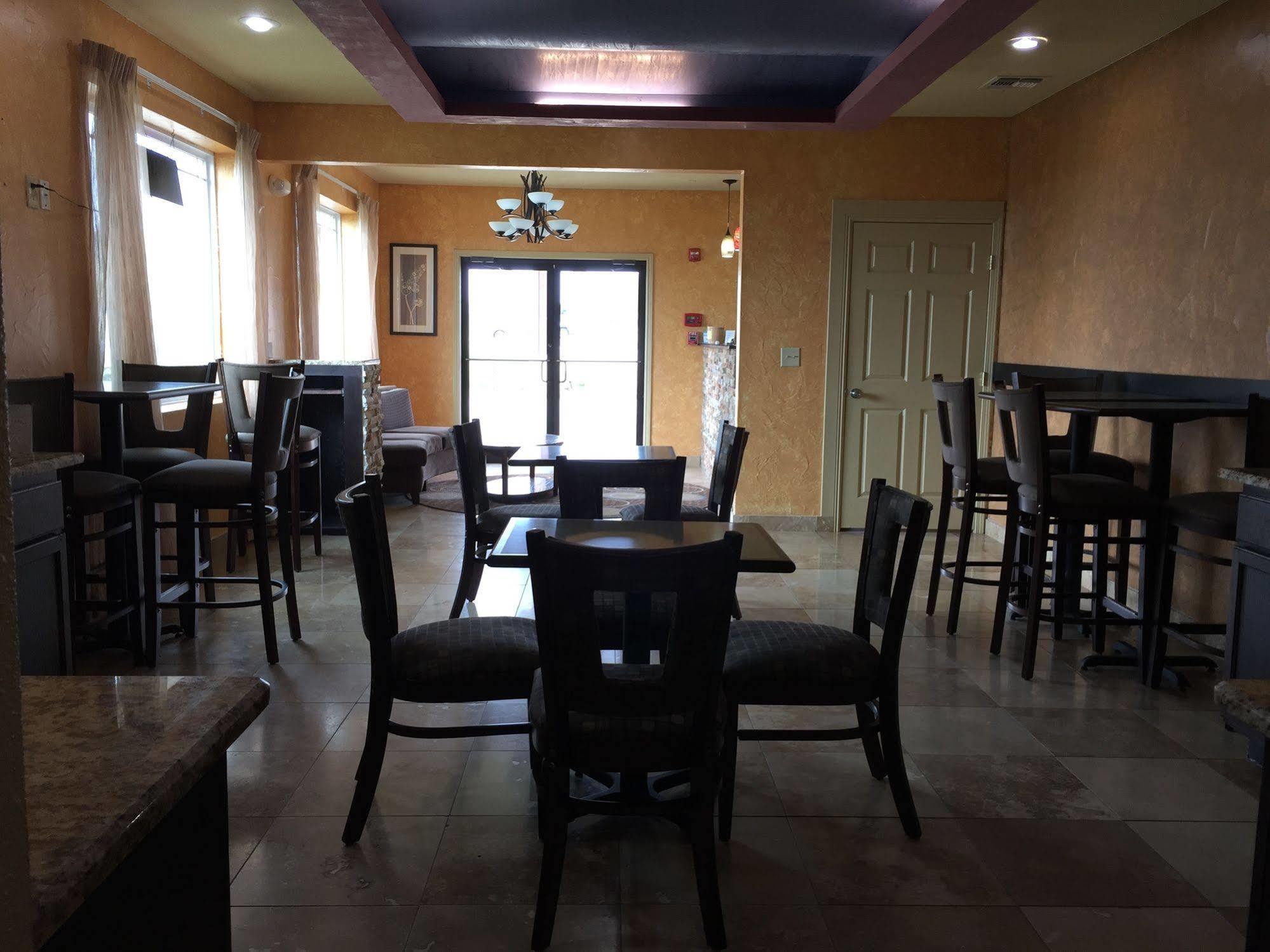Pearsall Inn And Suites Buitenkant foto