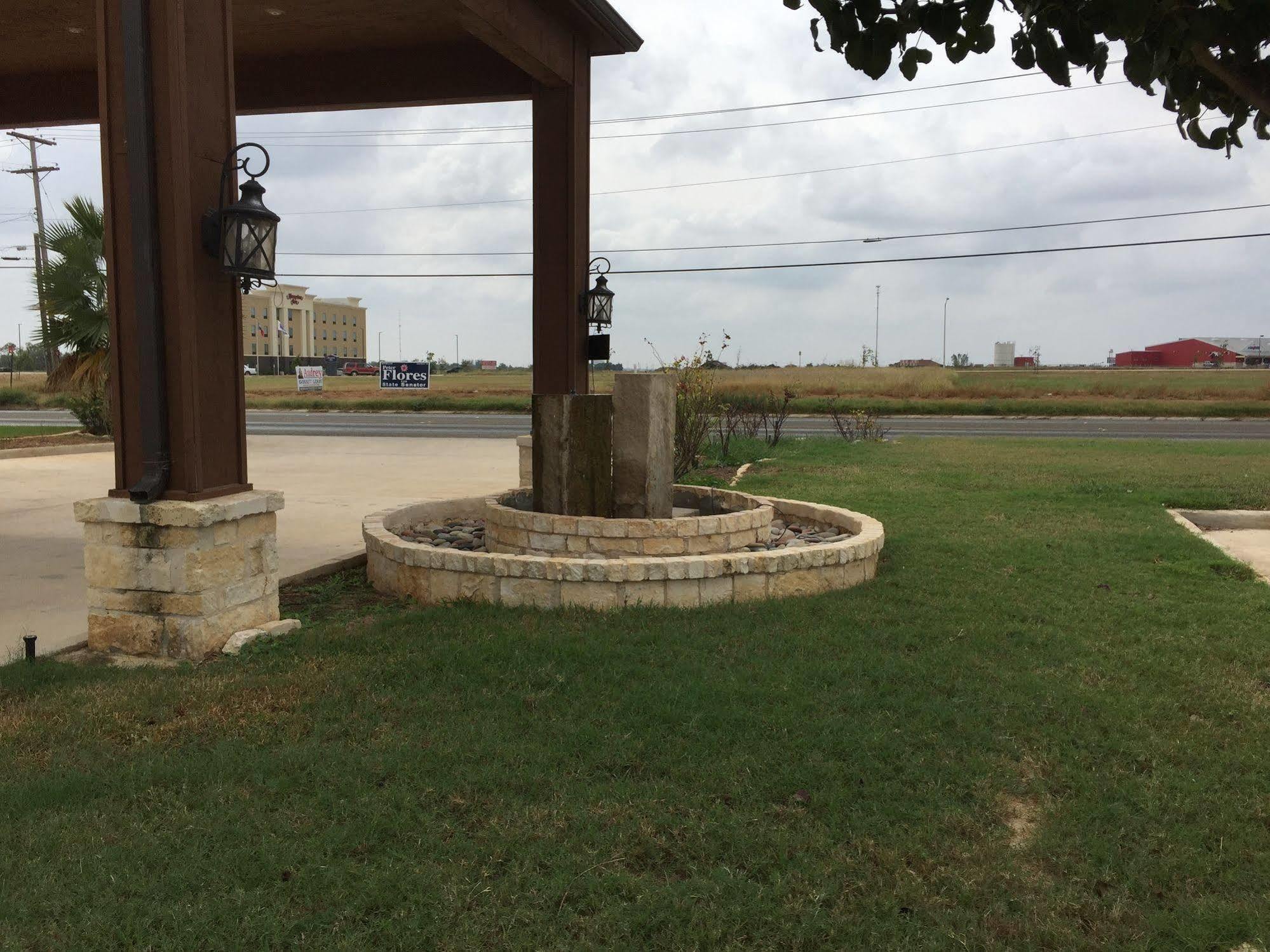 Pearsall Inn And Suites Buitenkant foto