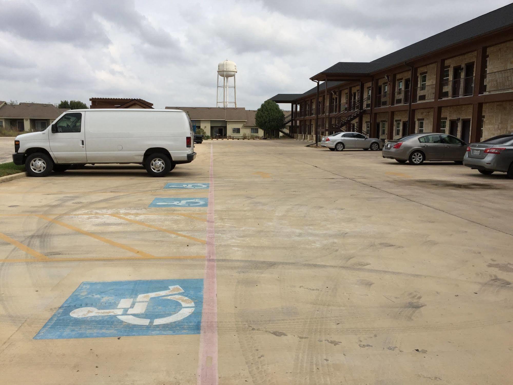 Pearsall Inn And Suites Buitenkant foto