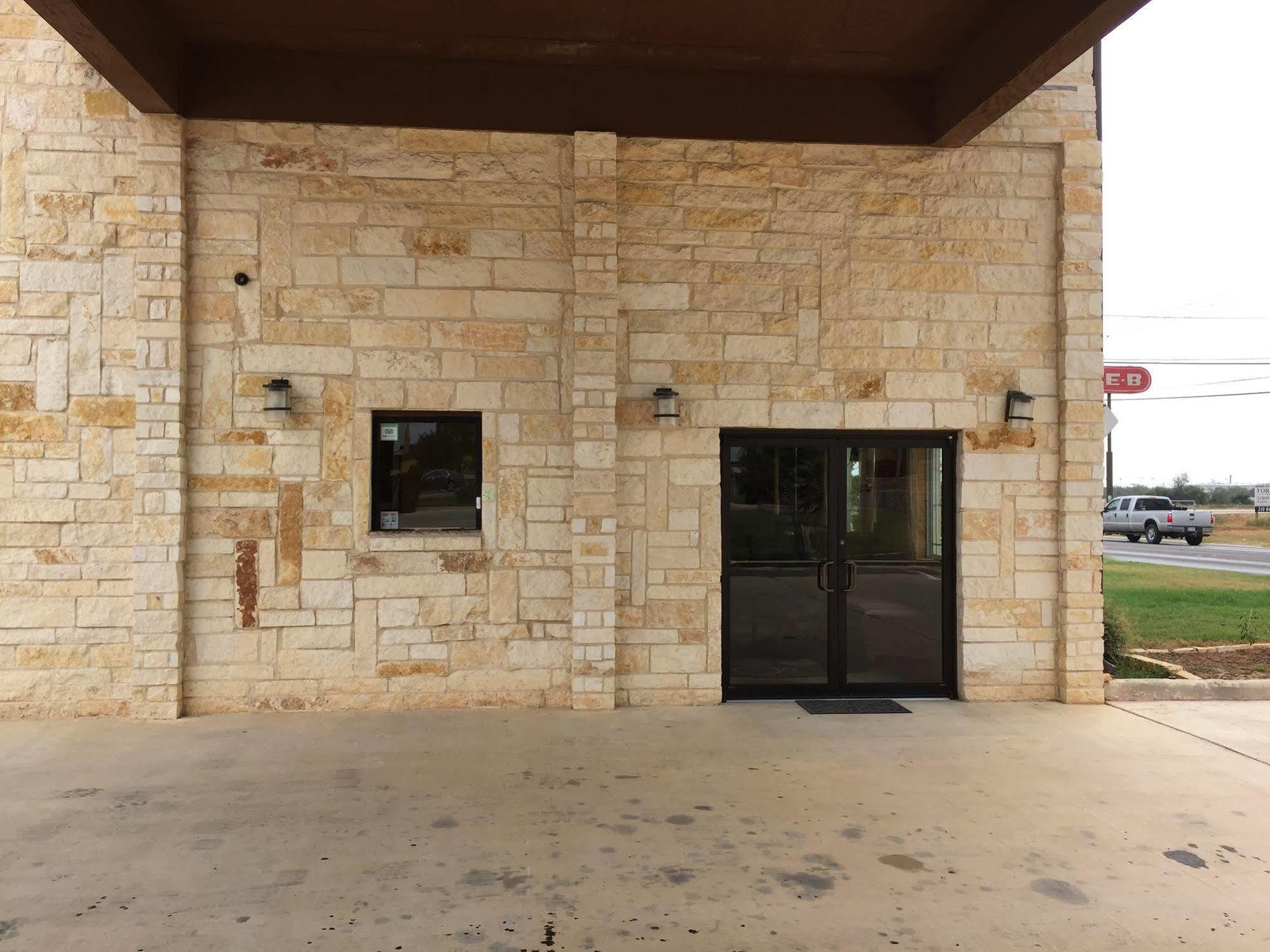 Pearsall Inn And Suites Buitenkant foto