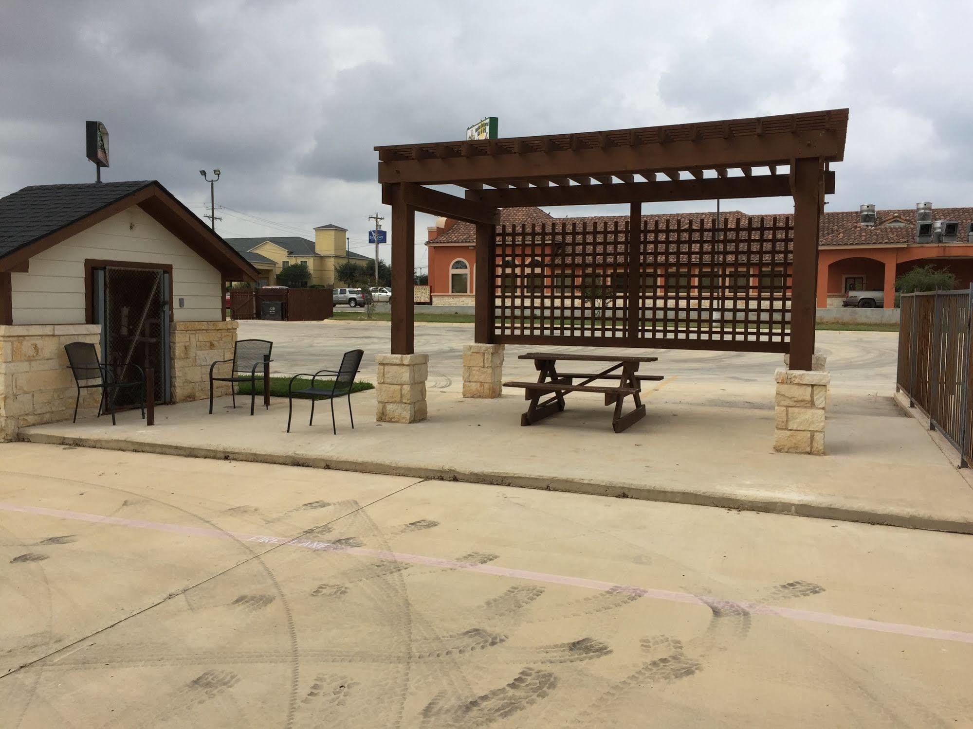 Pearsall Inn And Suites Buitenkant foto