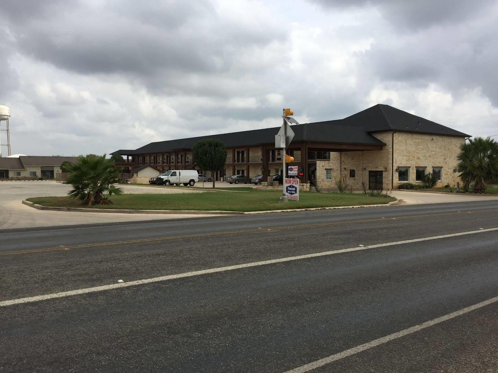 Pearsall Inn And Suites Buitenkant foto