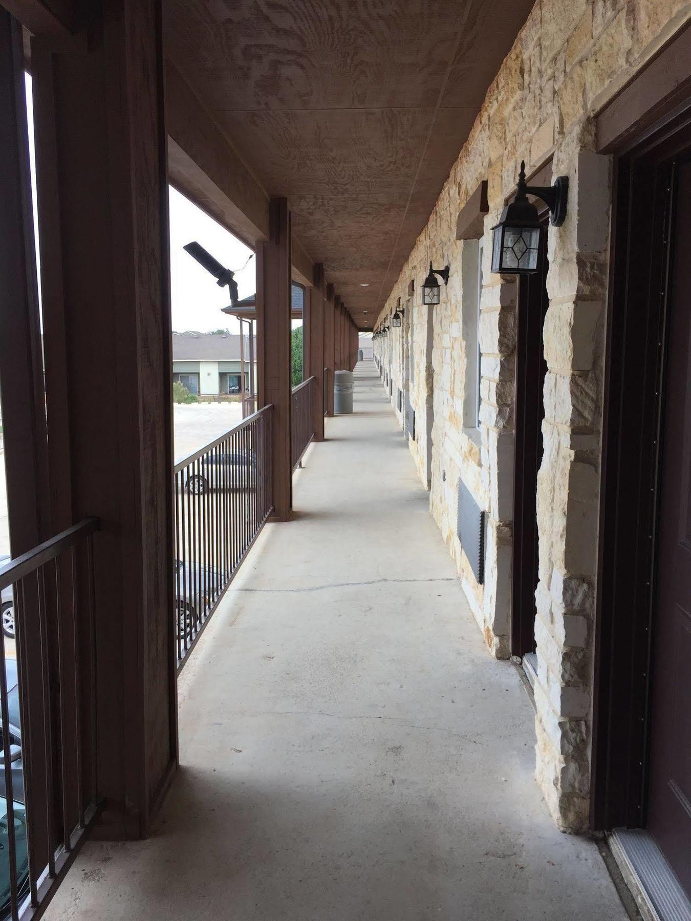 Pearsall Inn And Suites Buitenkant foto