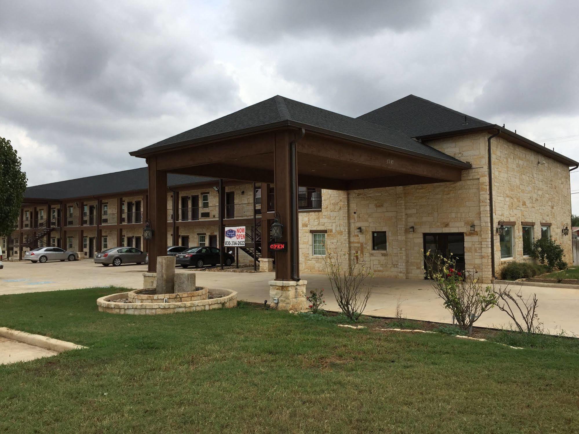 Pearsall Inn And Suites Buitenkant foto