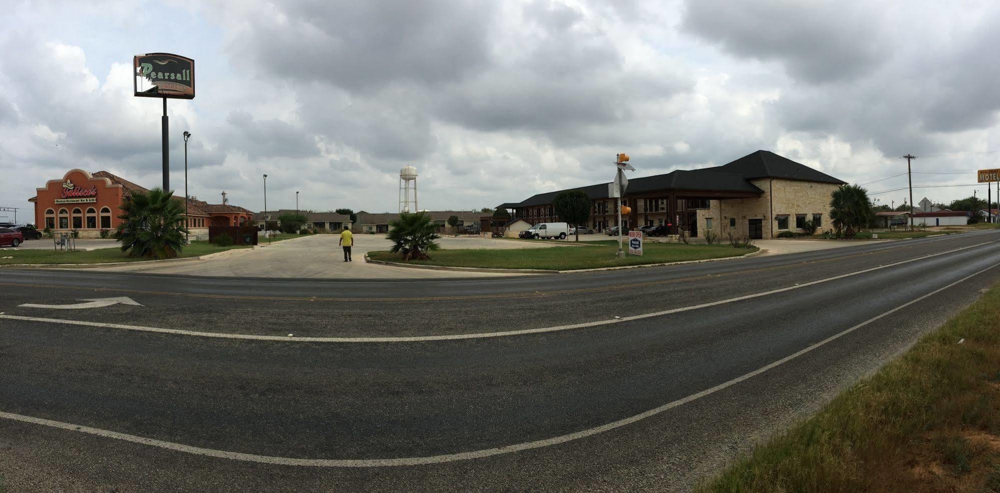 Pearsall Inn And Suites Buitenkant foto