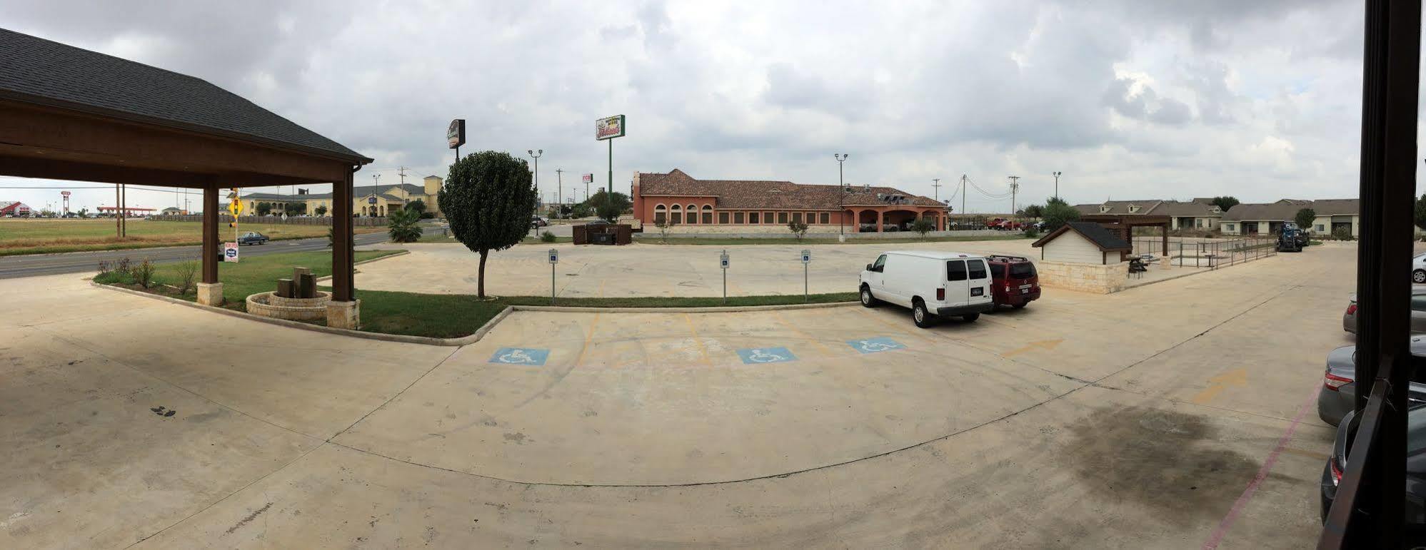 Pearsall Inn And Suites Buitenkant foto